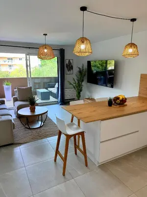 Cuisine ou kitchenette dans l'établissement charmant 3 pièces neuf SUR JARDIN piscine débordement en Rooftop VUE MER ET MONTAGNES parking gratuit climatisation 2 CHAMBRES