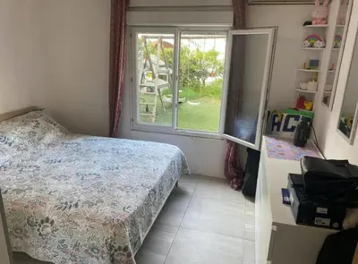 Un ou plusieurs lits dans un hébergement de l'établissement Bas de villa avec piscine et jardin
