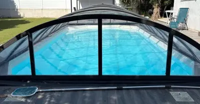 Piscine de l'établissement Bas de villa avec piscine et jardin ou située à proximité