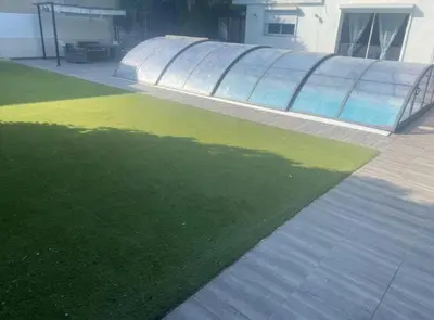 Piscine de l'établissement Bas de villa avec piscine et jardin ou située à proximité