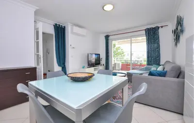 Coin salon dans l'établissement 1 Bedroom Gorgeous Apartment In Antibes