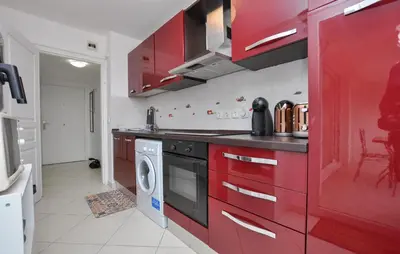 Cuisine ou kitchenette dans l'établissement 1 Bedroom Gorgeous Apartment In Antibes