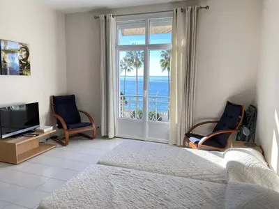 Télévision ou salle de divertissement dans l'établissement 204 - Cannes La Croisette - Studio face mer avec balcon