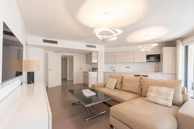 Cuisine ou kitchenette dans l'établissement 3-Br Apartment with Pool Parking & Beaches 100m away