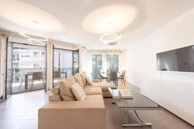 Télévision ou salle de divertissement dans l'établissement 3-Br Apartment with Pool Parking & Beaches 100m away