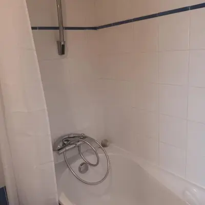 Salle de bains dans l'établissement Apt calme 2 chambres vue dégagée