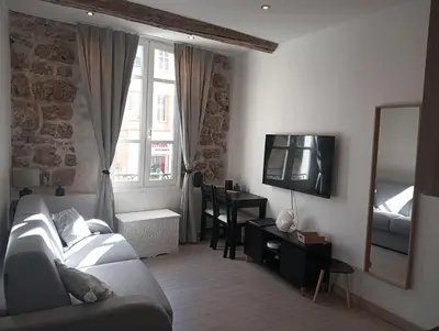 Télévision ou salle de divertissement dans l'établissement Adorable studio vieil Antibes