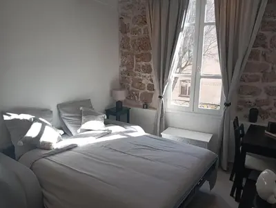 Un ou plusieurs lits dans un hébergement de l'établissement Adorable studio vieil Antibes