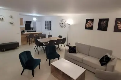 Coin salon dans l'établissement Appartement spacieux ,4 pers,Piscine & Vue mer