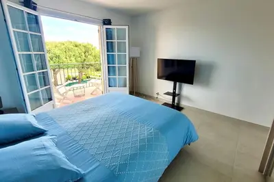 Télévision ou salle de divertissement dans l'établissement Appartement spacieux ,4 pers,Piscine & Vue mer