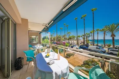 Vue générale sur la mer ou vue sur la mer prise depuis l'appartement