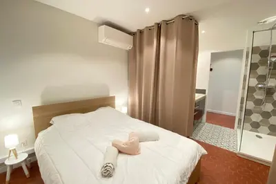 Un ou plusieurs lits dans un hébergement de l'établissement 06CF Beautiful renovated apartment in old Antibes