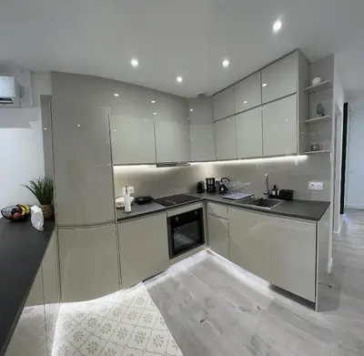 Cuisine ou kitchenette dans l'établissement Luxurious 3Bedroom 2 BATH 110 m Apartment Adjoining Hotel Martinez Beachfront