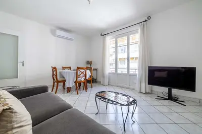 Télévision ou salle de divertissement dans l'établissement LE CONNEMARRA avec balcon, lumineux et calme à côté du centre