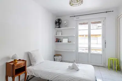 Un ou plusieurs lits dans un hébergement de l'établissement LE CONNEMARRA avec balcon, lumineux et calme à côté du centre