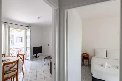 Un ou plusieurs lits dans un hébergement de l'établissement LE CONNEMARRA avec balcon, lumineux et calme à côté du centre