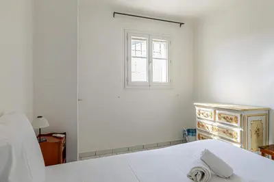 Un ou plusieurs lits dans un hébergement de l'établissement LE CONNEMARRA avec balcon, lumineux et calme à côté du centre