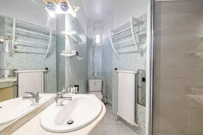 Salle de bains dans l'établissement LE CONNEMARRA avec balcon, lumineux et calme à côté du centre