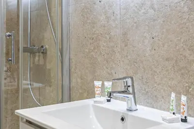 Salle de bains dans l'établissement LE LOGIS CANNOIS au calme en centre-ville
