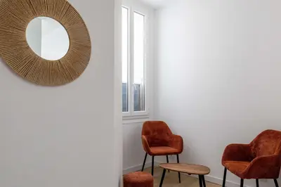 Coin salon dans l'établissement LE LOGIS CANNOIS au calme en centre-ville