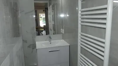 Salle de bains dans l'établissement Bas de villa prestations haut de gamme