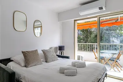 Un ou plusieurs lits dans un hébergement de l'établissement CANNES 2 P avec terrasse PROCHE Hôtel Martinez