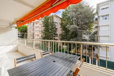 Balcon ou terrasse dans l'établissement CANNES 2 P avec terrasse PROCHE Hôtel Martinez