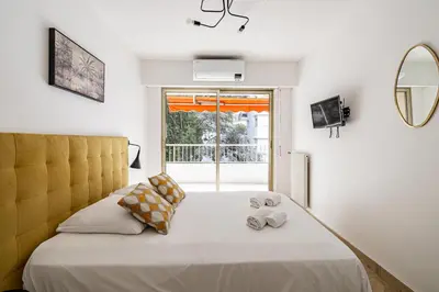 Un ou plusieurs lits dans un hébergement de l'établissement CANNES 2 P avec terrasse PROCHE Hôtel Martinez