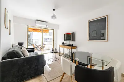 Télévision ou salle de divertissement dans l'établissement CANNES 2 P avec terrasse PROCHE Hôtel Martinez