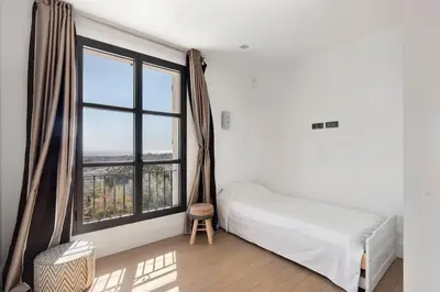 Un ou plusieurs lits dans un hébergement de l'établissement Villa avec piscine à Cannes 7 bedrooms