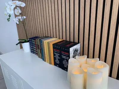 Bibliothèque dans l'appartement