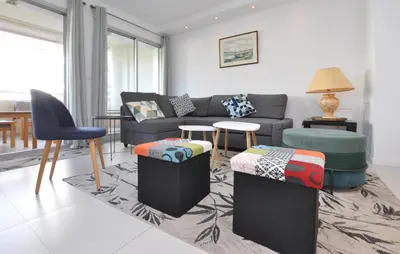 Coin salon dans l'établissement Awesome Apartment In Antibes With Wifi