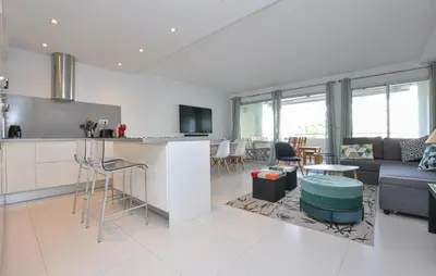 Cuisine ou kitchenette dans l'établissement Awesome Apartment In Antibes With Wifi