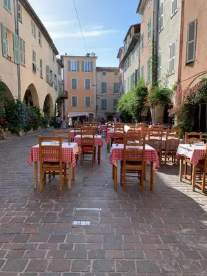 Restaurant ou autre lieu de restauration dans l'établissement Biot - Place des Arcades