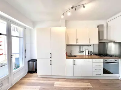 Cuisine ou kitchenette dans l'établissement B030 Grand studio renove spacieux et lumineux