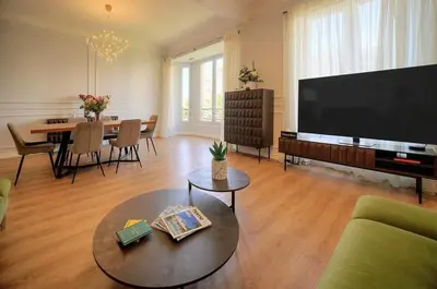 Télévision ou salle de divertissement dans l'établissement SEA PEARL Luxury apartament by the Croisette and the beach
