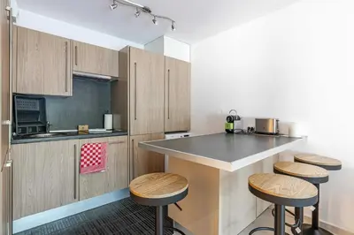 Cuisine ou kitchenette dans l'établissement Magnificent apartment with parking - AC-balcony