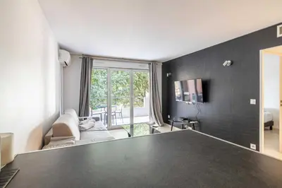 Télévision ou salle de divertissement dans l'établissement Magnificent apartment with parking - AC-balcony