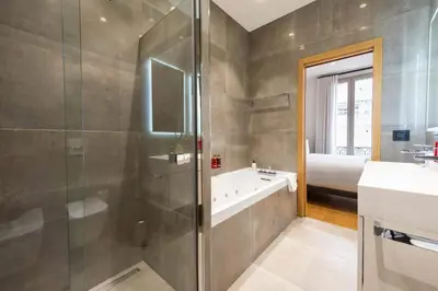 Salle de bains dans l'établissement DUPLEX 145m Private Terrace and Elevator