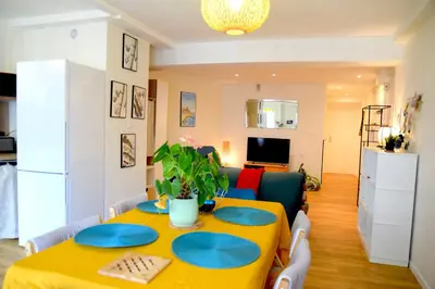 Télévision ou salle de divertissement dans l'établissement PLAYA l Charmant T2 Rénové l Terrasse l Plage
