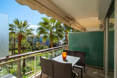Balcon ou terrasse dans l'établissement REF 30 - Cannes Croisette - Sea and gardens view apartment for rent