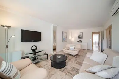 Télévision ou salle de divertissement dans l'établissement REF 30 - Cannes Croisette - Sea and gardens view apartment for rent