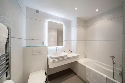 Salle de bains dans l'établissement REF 30 - Cannes Croisette - Sea and gardens view apartment for rent