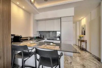 Cuisine ou kitchenette dans l'établissement Luxury Superbe Studio MIRAMAR Croisette by RIVAEVENT