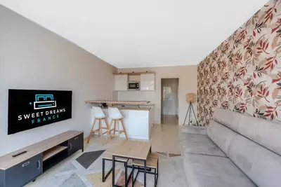 Télévision ou salle de divertissement dans l'établissement Le Grand Hôtel -Centre Croisette