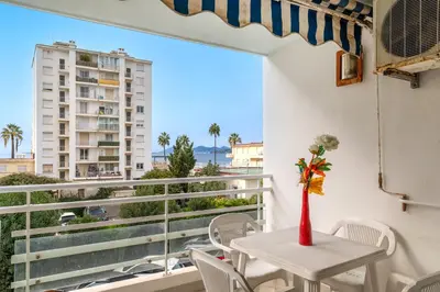 Balcon ou terrasse dans l'établissement Les Tropiques Bord de mer Juan les pins
