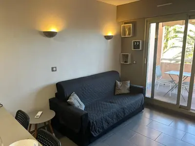 Coin salon dans l'établissement Lovely AIR-CONNED flat SWIMMING POOL Sea 5 minutes away