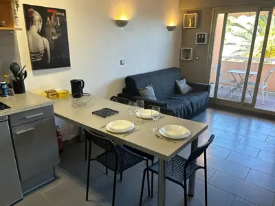 Cuisine ou kitchenette dans l'établissement Lovely AIR-CONNED flat SWIMMING POOL Sea 5 minutes away