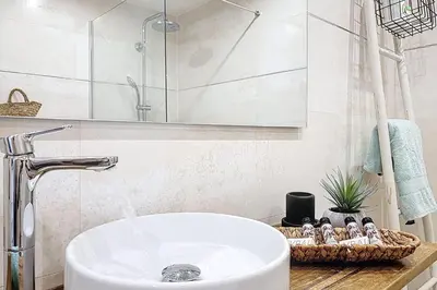 Salle de bains dans l'établissement Antibes - Jardin Privé & Piscine - Plage à 2 km
