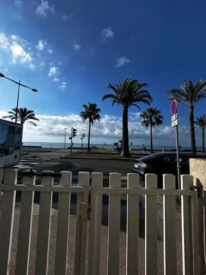 Vue générale sur la mer ou vue sur la mer prise depuis l'appartement